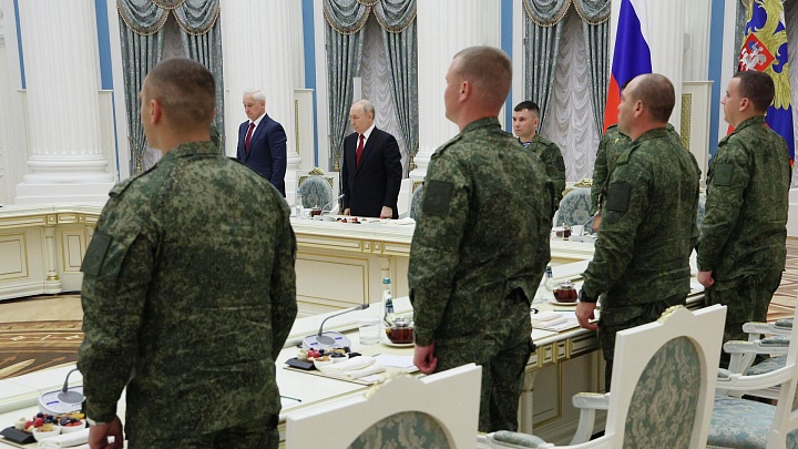 Путин предложил почти́ть память Очир-Горяева минутой молчанияВарианты перефразирования:1. Путин призвал почтить память Очир-Горяева минутой молчания  2. Путин выступил с предложением почтить память Очир-Горяева минутой молчания  3. Путин инициировал минут