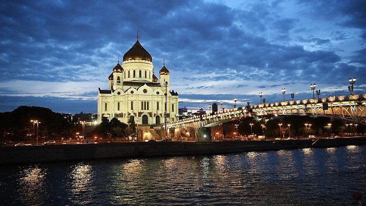 Тысячи человек пришли на пасхальное богослужение в храм Христа Спасителя