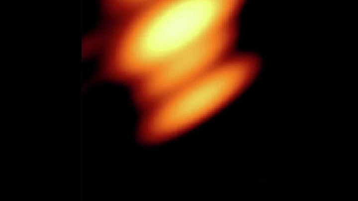 Ученым удалось запечатлеть черные дыры, вращающиеся друг вокруг друга