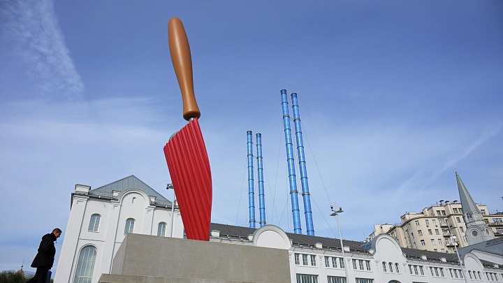 Эксперт оценила установку скульптуры лопатки на Болотной набережной