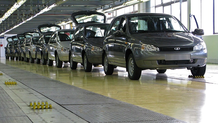 АЕБ улучшила прогноз по продажам новых легковых авто в России в 2025 году